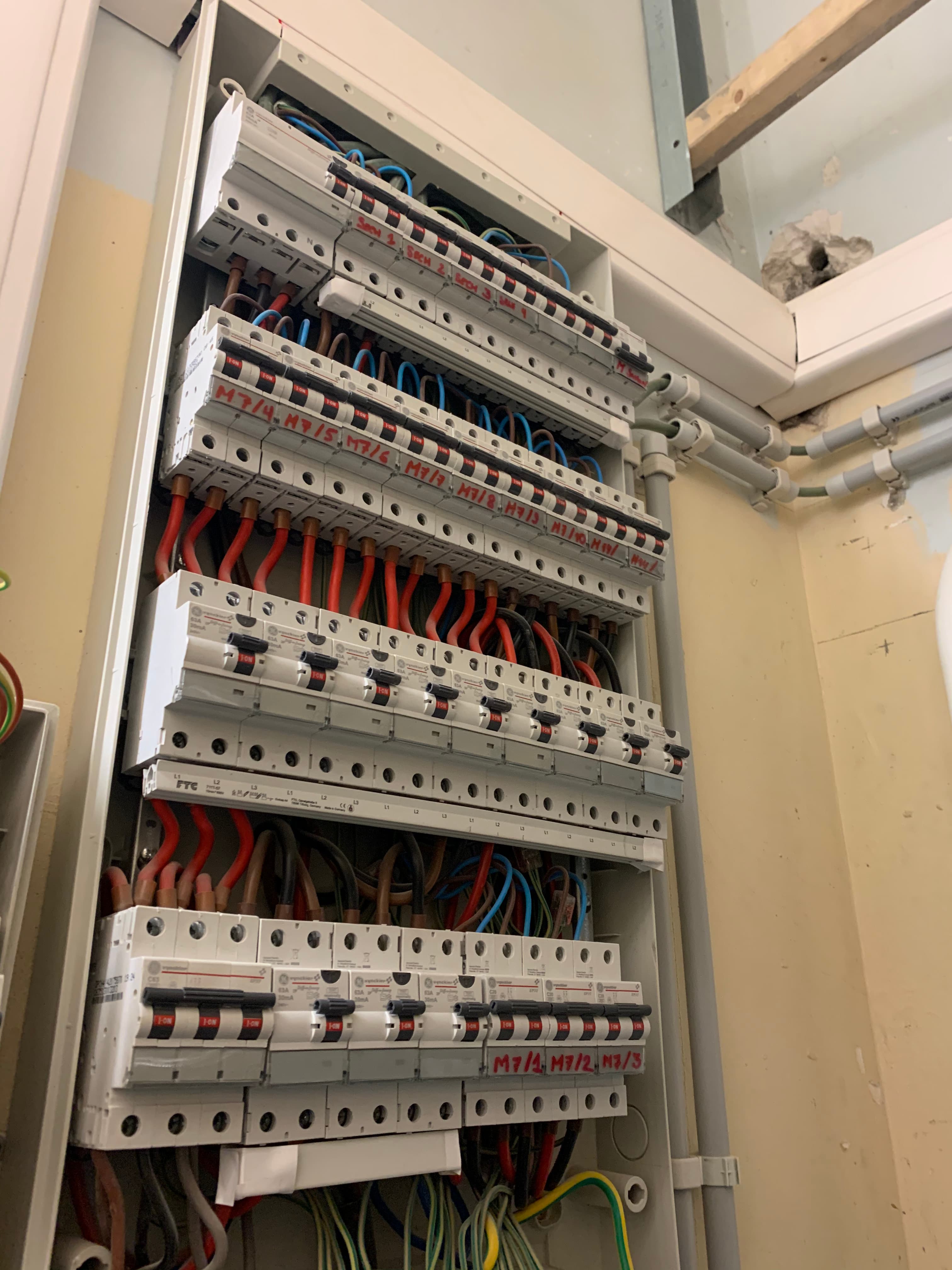 Tableau électrique avec disjoncteurs multi-circuits